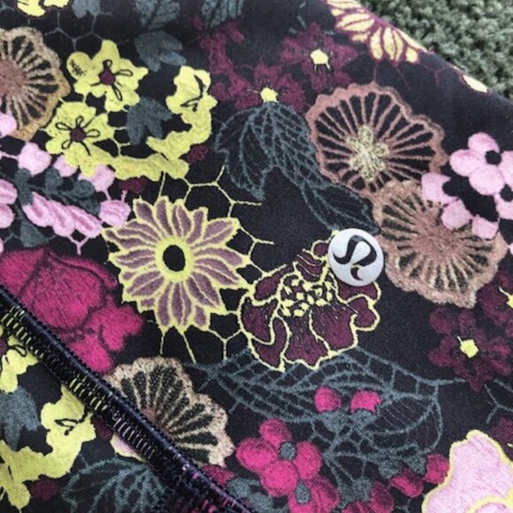 Lululemon Wunder Under Crop (Hi-Rise) Leggings 21" in Colour Fluorolace Multi, 6 - Picture 5 of 11